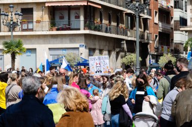 27 Mart 2022 Valencia, İspanya. Ukraynalılar ve İspanyollar Ukrayna 'daki savaşa karşı gösteri yaptılar. Meydandaki Ukrayna bayrakları ve ulusal sembollerle kalabalık Ukrayna 'yı destekliyor.