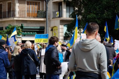 27 Mart 2022 Valencia, İspanya. Ukraynalılar ve İspanyollar Ukrayna 'daki savaşa karşı gösteri yaptılar. Meydandaki Ukrayna bayrakları ve ulusal sembollerle kalabalık Ukrayna 'yı destekliyor.