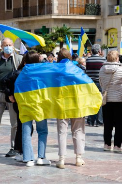 27 Mart 2022 Valencia, İspanya. Ukraynalılar ve İspanyollar Ukrayna 'daki savaşa karşı gösteri yaptılar. Meydandaki Ukrayna bayrakları ve ulusal sembollerle kalabalık Ukrayna 'yı destekliyor.