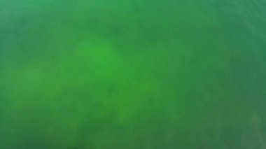 Aquamarine deniz yüzeyinin havadan görünüşü. Sert deniz dokusu. Dalgalanan deniz yeşili deniz suyunun doğal arka planı. Kopyalama alanı olan deniz teması.