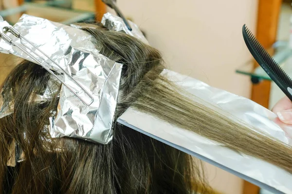 Przygotowanie Włosów Przed Podkreśleniem Rozciągnięty Sznurek Ciemnych Włosów Folii — Zdjęcie stockowe