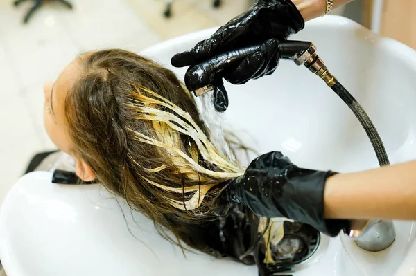 Girl Washed Her Hair Salon You Can See Hands Master — Stock Photo, Image