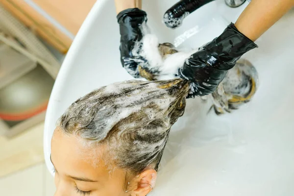 Πλένεις Μαλλιά Σου Στην Καμπίνα Ειδικό Νιπτήρα Μπορείς Δεις Τον — Φωτογραφία Αρχείου