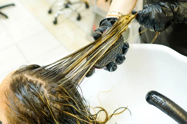 Der Meister Kämmt Eine Haarsträhne — Stockfoto