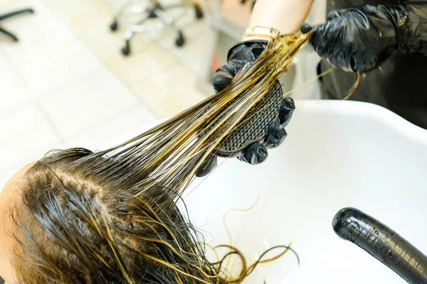 Maître Peigne Une Mèche Cheveux Mis Évidence — Photo