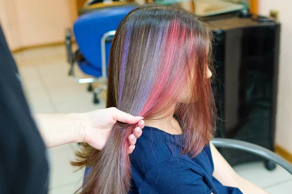 Забарвлення Волосся Дівчаток Господар Тримає Волосся Руці Стокове Фото