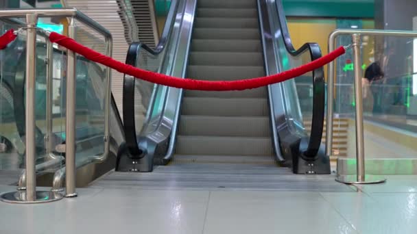 Bekerített Mozgólépcső Bürokráciával Bevásárlóközpontban Automatikus Lépcsőházba Vezető Átjáró Van Zárva — Stock videók
