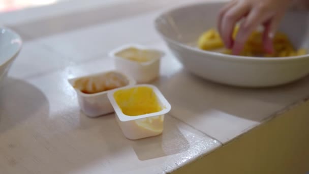 Una Niña Restaurante Come Papas Fritas Con Salsa Niño Come — Vídeo de stock