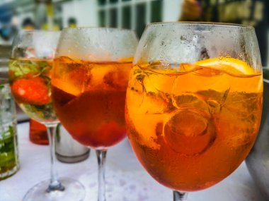 Üç büyük kavanoz ferahlatıcı ve taze kokteyl, buz küpleri, alkol, meyve, alkolsüz içecek, detoks, kokteyl. Açık hava kokteyli.