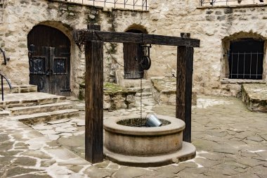 Eski taş bir kalede eski bir çeşme. Kraliyet sarayındaki eski çeşme..