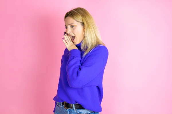 Jovem Mulher Bonita Vestindo Camisola Casual Sobre Fundo Rosa Isolado — Fotografia de Stock