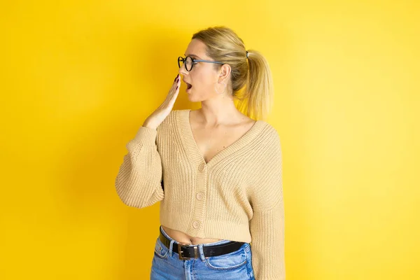 Jovem Mulher Bonita Vestindo Camisola Casual Sobre Fundo Amarelo Isolado — Fotografia de Stock