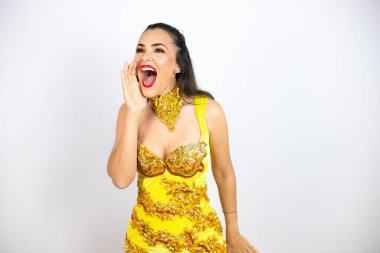 Karnaval kostümü giymiş genç bir kadın izole edilmiş beyaz arka planda avazı çıktığı kadar bağırıyor ve çığlık çığlığa bağırıyordu.