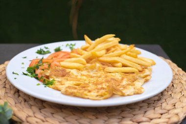 Domates ve patates kızartmalı Fransız omleti.