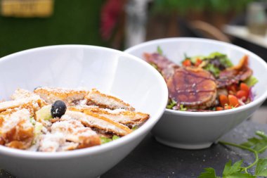 Kadehlerde çeşitli salatalar