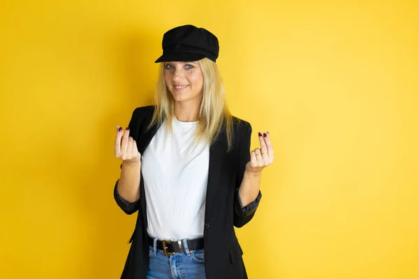 Bella Donna Che Indossa Casual Shirt Bianca Berretto Sfondo Giallo — Foto Stock