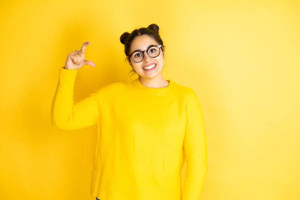 Young Beautiful Woman Wearing Casual Sweater Isolated Yellow Background Smiling — Stock Photo, Image