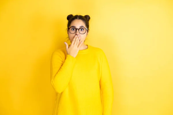 Młoda Piękna Kobieta Ubrana Luźny Sweter Odizolowanym Żółtym Tle Przykrywająca — Zdjęcie stockowe