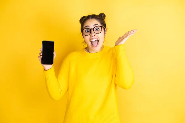 Ung Vacker Brunett Kvinna Bär Glasögon Håller Smartphone Visar Skärmen — Stockfoto