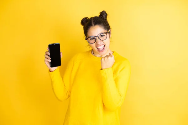 Ung Vacker Brunett Kvinna Bär Glasögon Håller Smartphone Visar Skärmen — Stockfoto