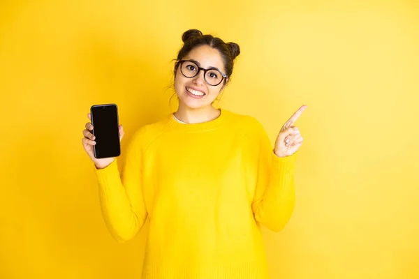 Ung Vacker Brunett Kvinna Bär Glasögon Håller Smartphone Visar Skärmen — Stockfoto