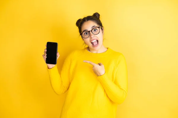 Ung Vacker Brunett Kvinna Bär Glasögon Håller Smartphone Visar Skärmen — Stockfoto