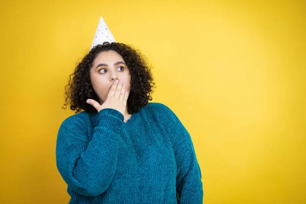 Joven Hermosa Mujer Que Lleva Sombrero Cumpleaños Sobre Fondo Amarillo — Foto de Stock