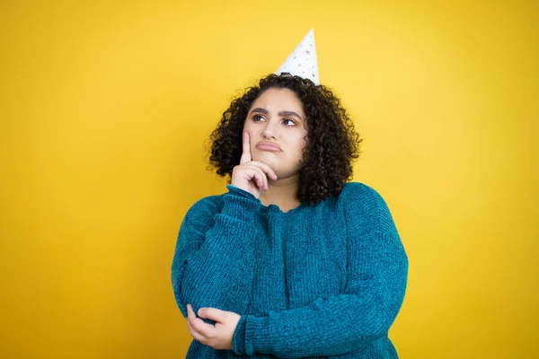 Joven Hermosa Mujer Con Sombrero Cumpleaños Sobre Fondo Amarillo Aislado — Foto de Stock