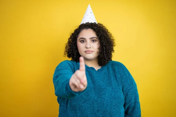 Jonge Mooie Vrouw Het Dragen Van Een Verjaardag Hoed Geïsoleerde — Stockfoto