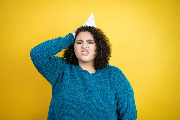 Jovem Mulher Bonita Usando Chapéu Aniversário Sobre Fundo Amarelo Isolado — Fotografia de Stock
