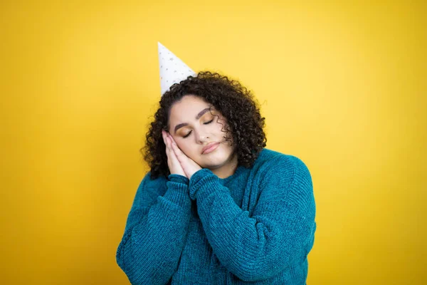 Joven Hermosa Mujer Con Sombrero Cumpleaños Sobre Fondo Amarillo Aislado — Foto de Stock