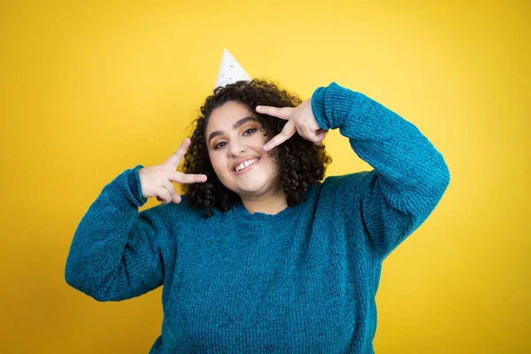 Junge Schöne Frau Die Einen Geburtstagshut Über Isoliertem Gelben Hintergrund — Stockfoto