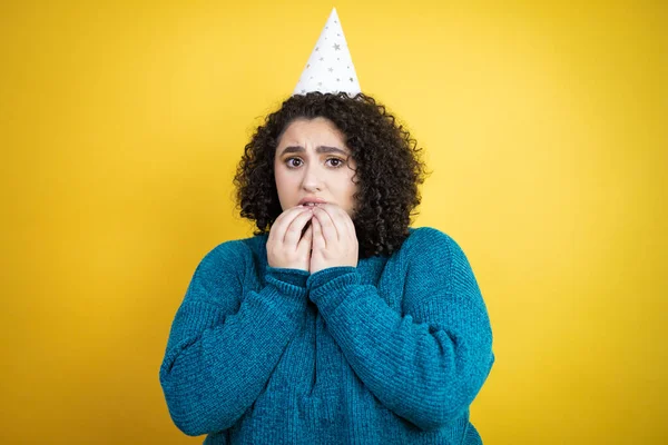 Joven Hermosa Mujer Con Sombrero Cumpleaños Sobre Fondo Amarillo Aislado — Foto de Stock