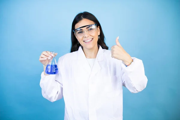 Mujer Morena Joven Vistiendo Uniforme Científico Sosteniendo Tubo Prueba Sobre —  Fotos de Stock