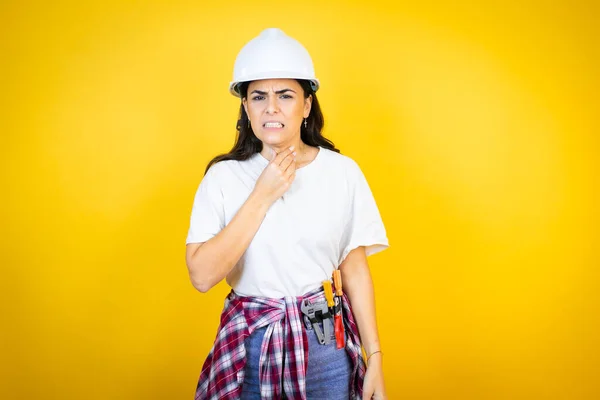 Mujer Caucásica Joven Con Sombrero Fuerza Ropa Constructor Sobre Fondo — Foto de Stock