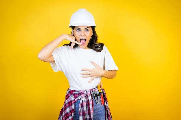 Joven Mujer Caucásica Usando Hardhat Ropa Constructor Sobre Fondo Amarillo — Foto de Stock
