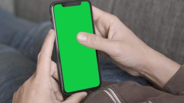 Italië - 2020: Single Tapping en Holding a Green Screen iPhone — Stockvideo