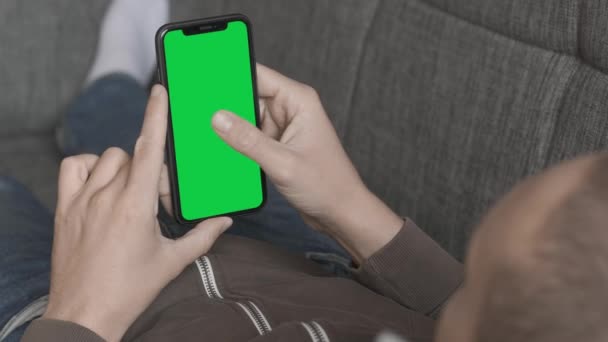 Italië - 2020: Single Tapping en Holding a Green Screen iPhone — Stockvideo
