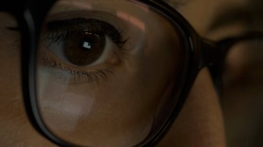 Gece Bilgisayar Kullanan Özel Bir Kadın, Gözlüklü Macro