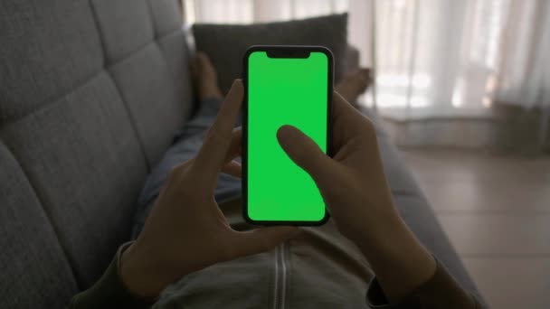 Italien - 2021: Einmaliges Anzapfen und Halten eines iPhone mit grünem Bildschirm — Stockvideo