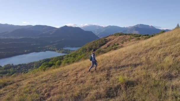 Joven Senderismo en las montañas al atardecer en Italia, Aérea — Vídeo de stock