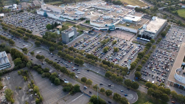 Torino, İtalya - Ekim 2021: Covid-19 'dan sonra Büyük Yoğun Bakkal, Hava, Ekonomik Kurtarma