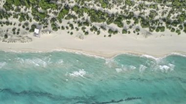 İtalya 'nın Apulia kentindeki Idyllic Sahili' nin havadan görünüşü