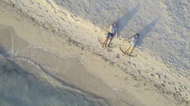 Sunset, Aerial 'da Kumda Melek Yapan Bir Çift