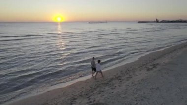 Sunset, Aerial 'da Sahilde Yürüyen Bir Çift