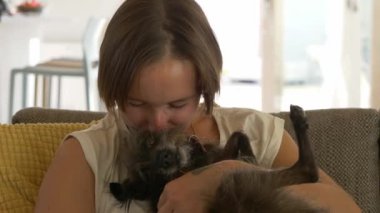 Sevimli ve Komik Köpeğini Tutan Kadın