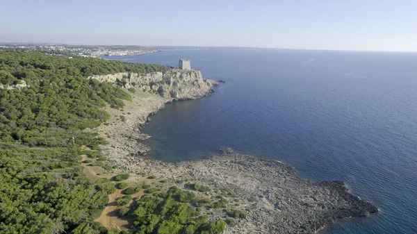 İtalya 'nın Apulia kentindeki Idyllic Sahili' nin havadan görünüşü