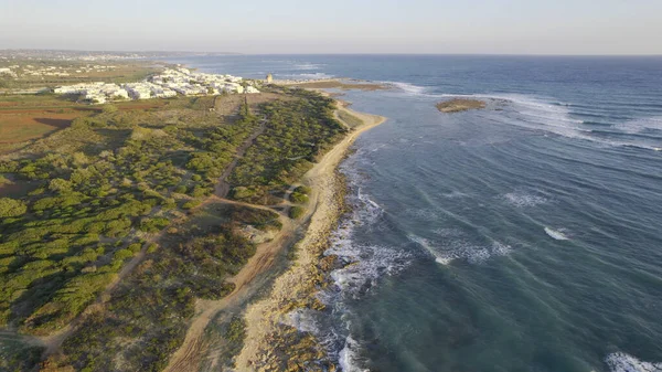 İtalya 'nın Apulia kentindeki Idyllic Sahili' nin havadan görünüşü