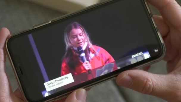 Glasgow, Skotlandia - 6 November 2021: Greta Thunberg berbicara tentang KTT COP26. Menonton video ABC News di Youtube. — Stok Video