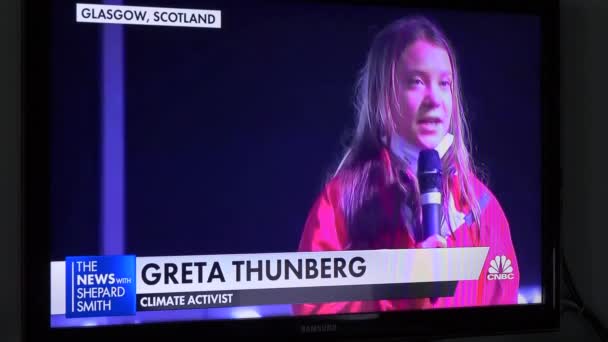 Glasgow, Scotland - 6 November 2021: Greta Thunberg talking about COP26 summit. Watching CNBC on Television — Stock Video